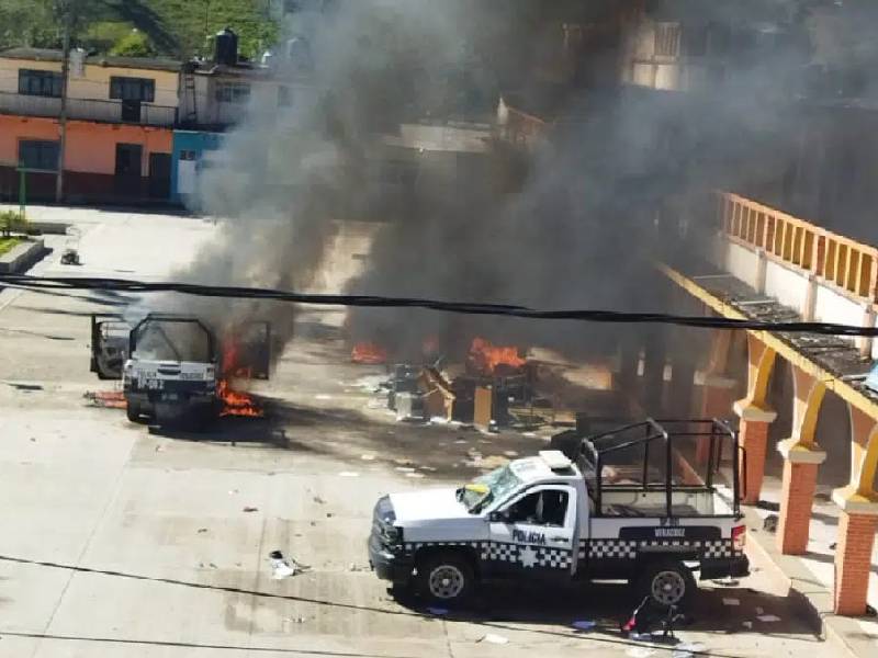 Video: Queman patrullas y toman ayuntamiento de Calcahualco, Veracruz
