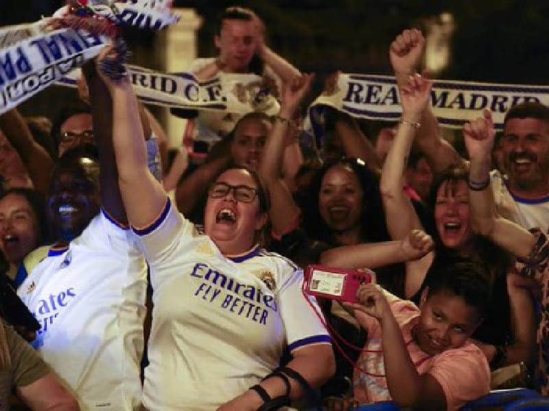 Los hinchas del Real Madrid festejan la ‘Decimocuarta’ en la Cibeles