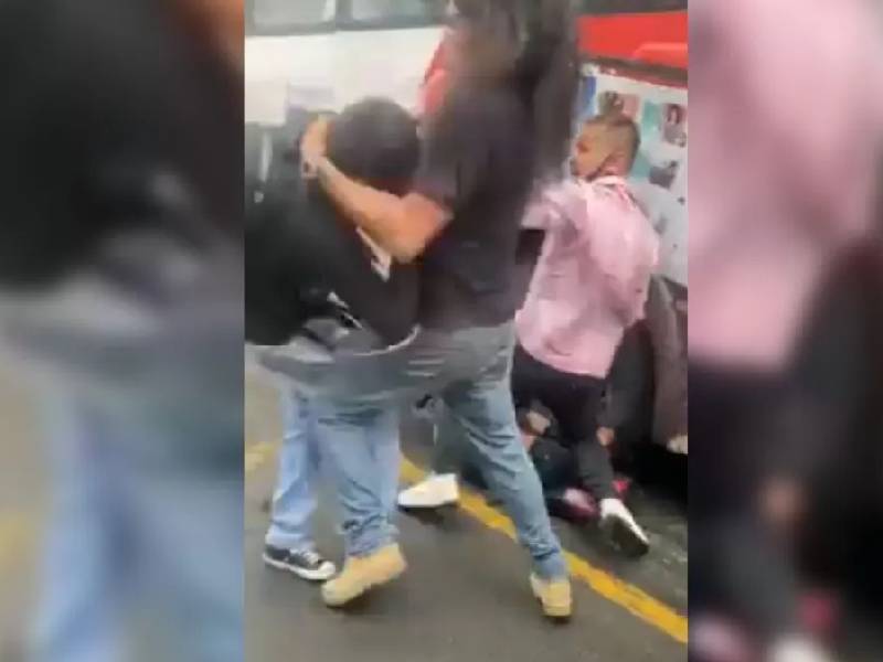 Video. Chofer y usuarios de un camión golpean a ladrones en Nuevo León