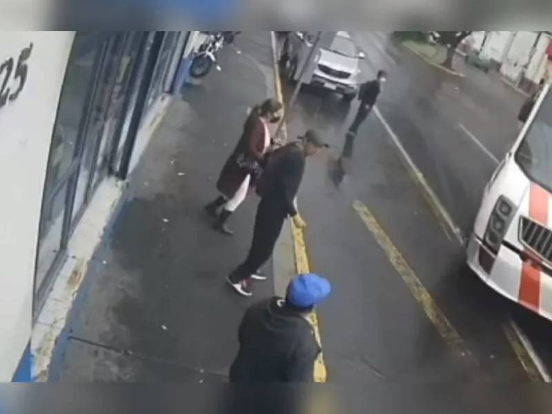 VIDEO: ¡Por poquito! Autobús derrapa y casi se lleva a personas en Morelia