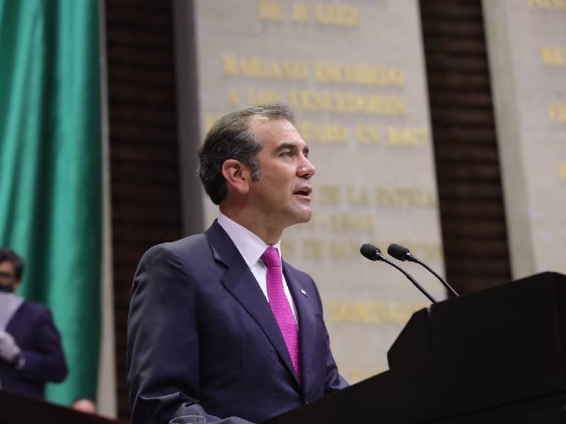 Gobierno exhibe salario de Lorenzo Córdova