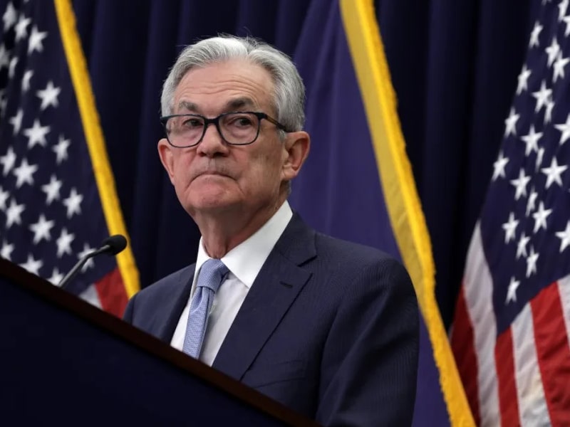 La Fed no anticipa una baja de tasas en 2023