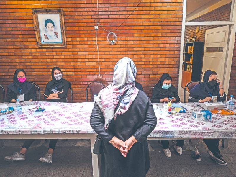 Obligan a cerrar colegios femeninos en Irán, con veneno