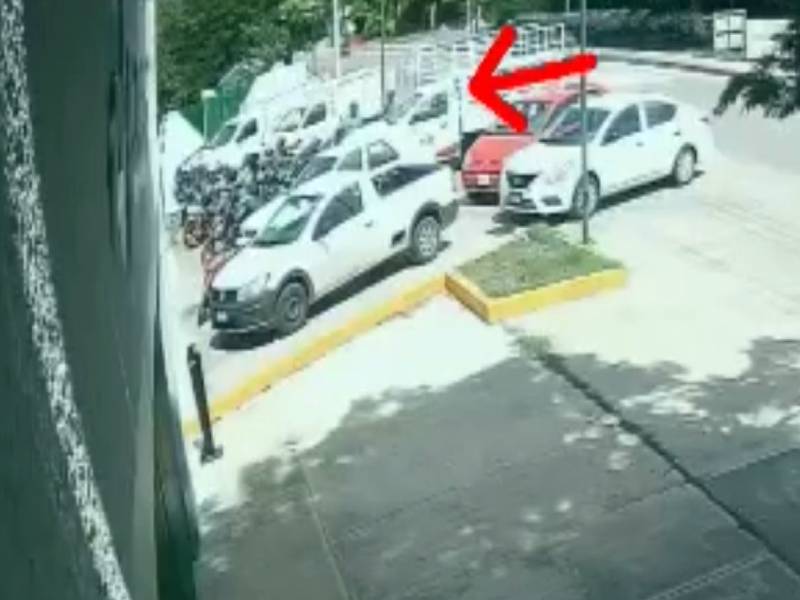 Roban moto de un estacionamiento de Conalep: Grabado en cámaras