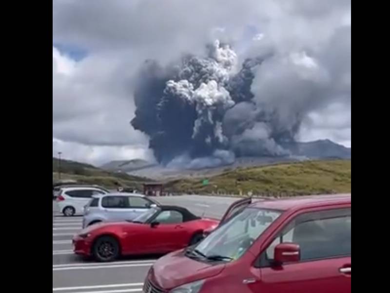 Video. Así fue el momento de la erupción del volcán Monte Aso en Japón