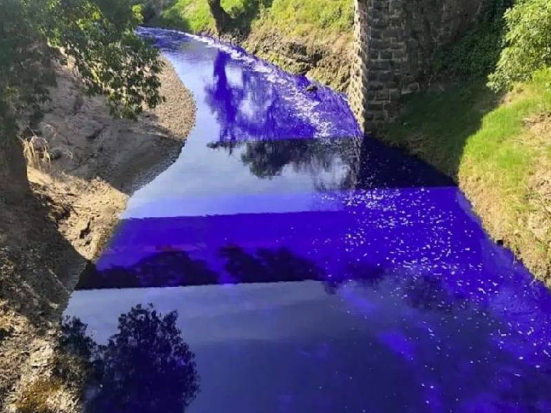 Río Tlautla, en Hidalgo, se pintó de azul