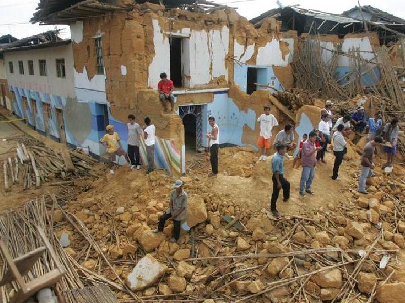 Más de mil damnificados deja el sismo de 7.5 en Perú 