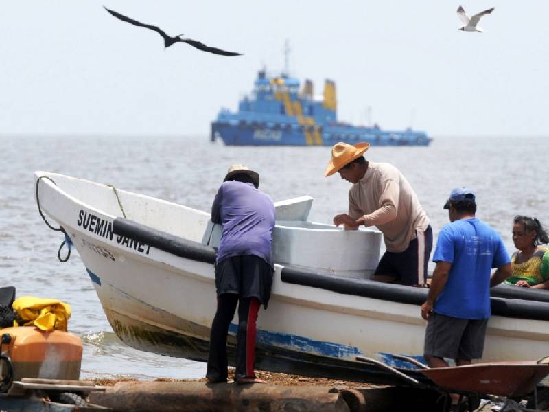 Piratas atracan embarcacion en Sabancuy
