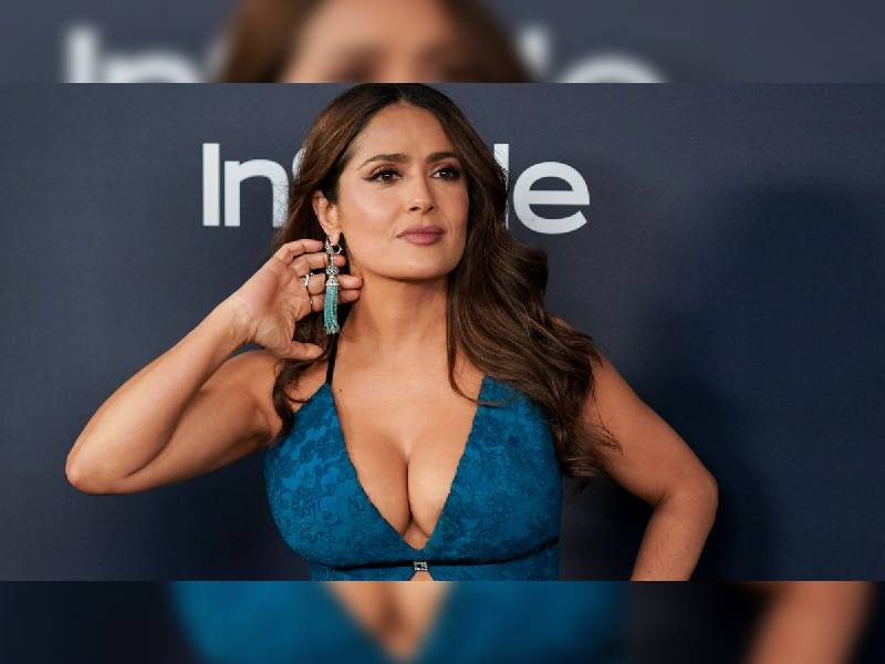 ¡Espectacular! En traje de baño, así apareció Salma Hayek para promover Gucci