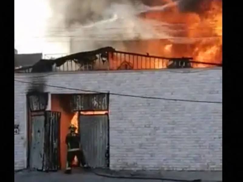 VIDEO. Incendio en casa habitación en Venustiano Carranza