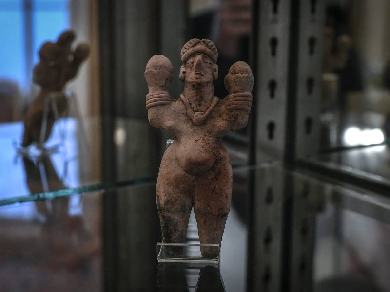 México exhibe en París 18 piezas arqueológicas restituidas en Francia