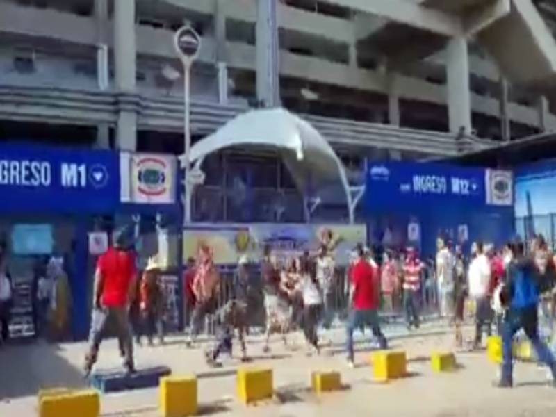 VIDEO: Reportan riña y balazos a las afueras del Estadio Jalisco 
