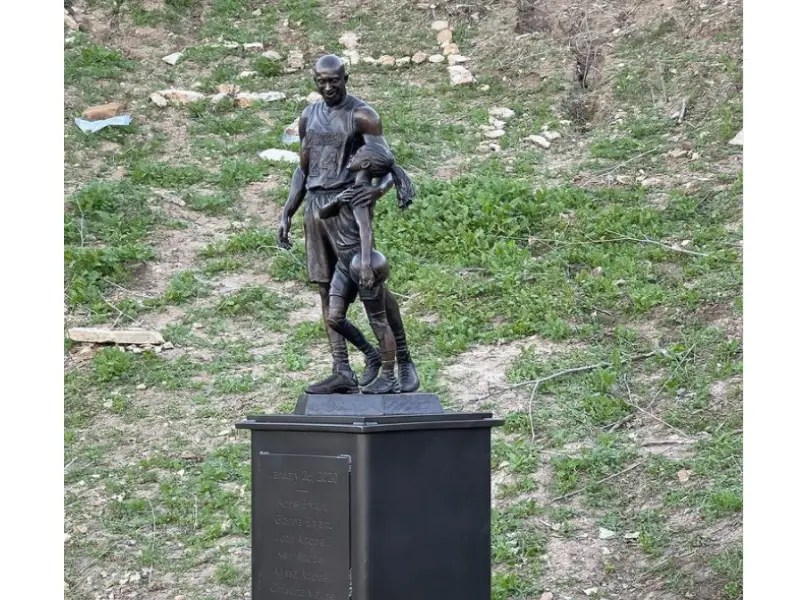 Colocan estatua de Kobe y Gianna Bryant, como homenaje por su segundo aniversario luctuoso