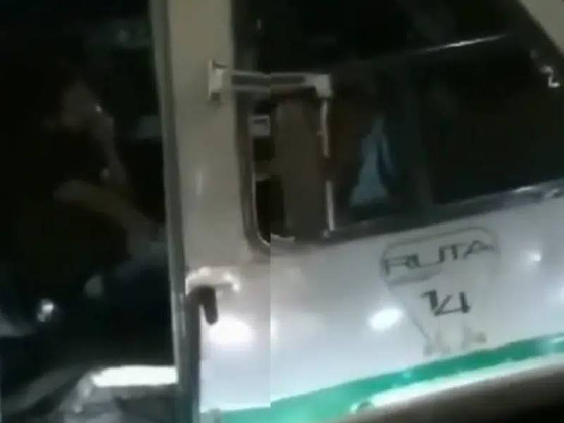 Video: Exhiben a chofer de microbús drogándose mientras está en servicio
