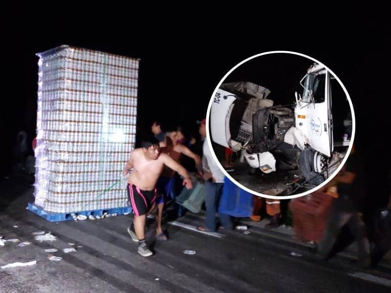 Hacen rapiña de cervezas tras choque de tráileres en Campeche