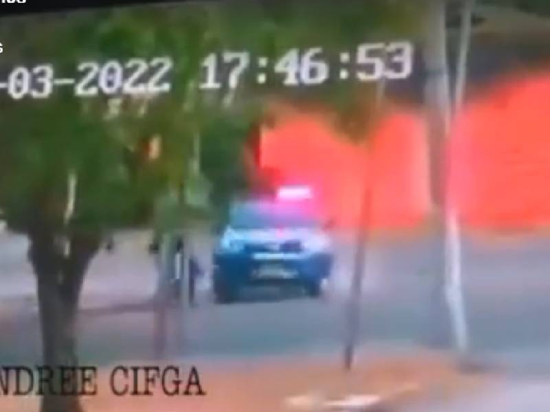 Video. Patrulla de la policía embiste y derriba a ladrones en moto