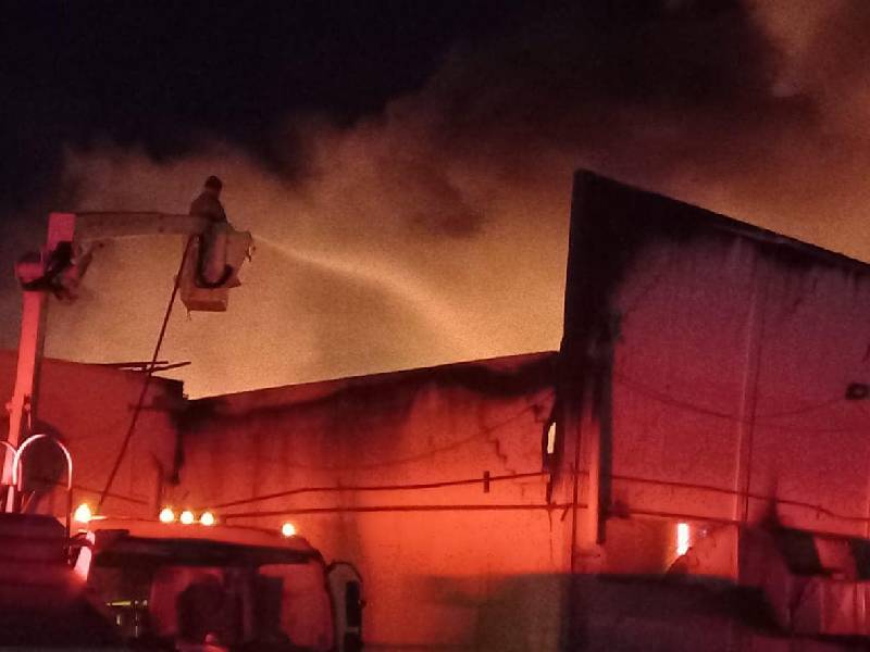 Bomberos apagan incendio en Maquiladora