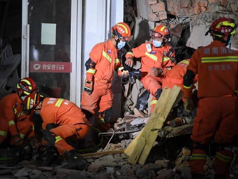 Personas atrapadas y desaparecidas en derrumbe de edificio en China
