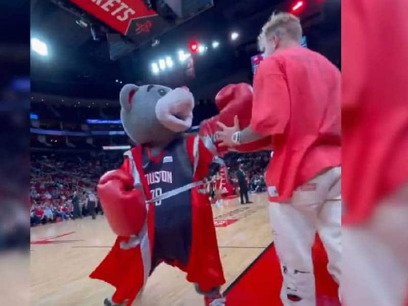 Video_ Jake Paul _noquea_ a la mascota de los Rockets de Houston