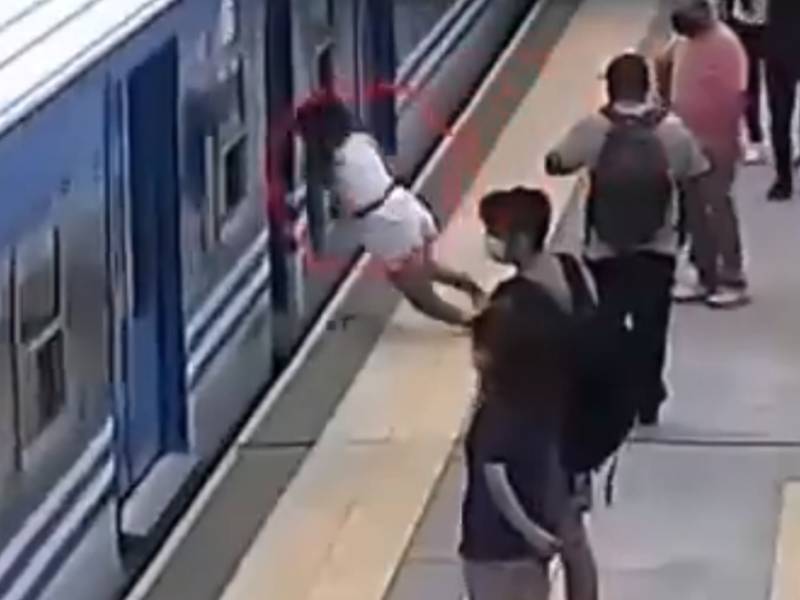 Video_ ¡Se salvó de milagro!, mujer se desmaya y cae a las vías de un tren