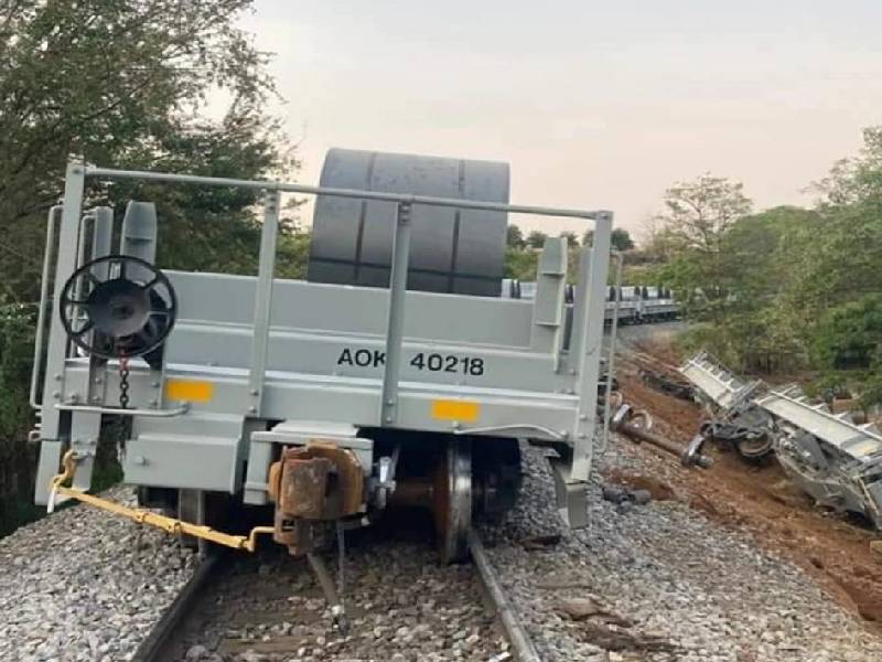 Se descarrila tren en Michoacán; suman 10 vagones afectados