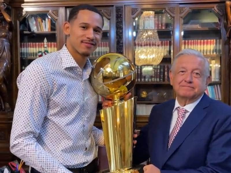 AMLO recibe a Juan Toscano, campeón de la NBA