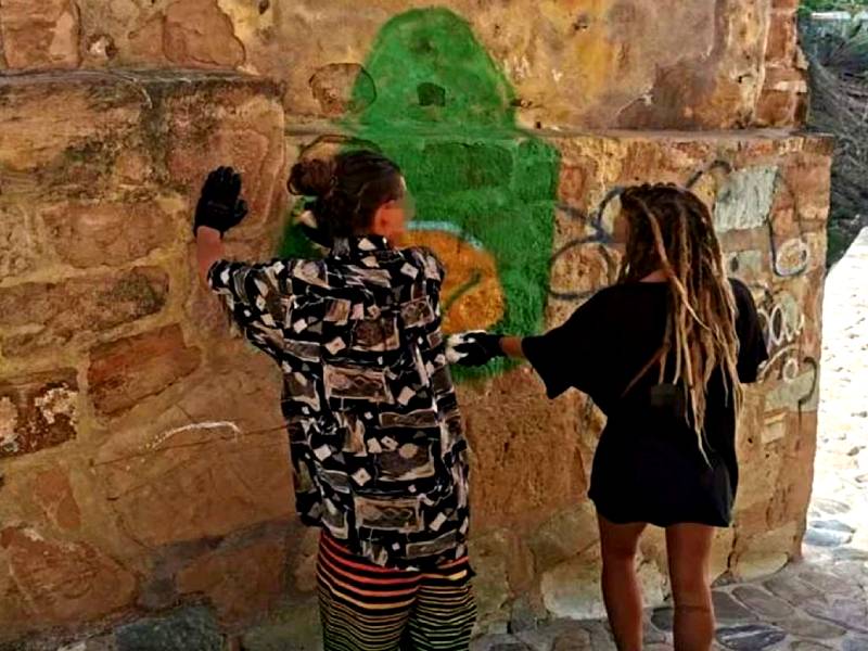 Detienen a extranjeros tras grafitear un acueducto en Oaxaca