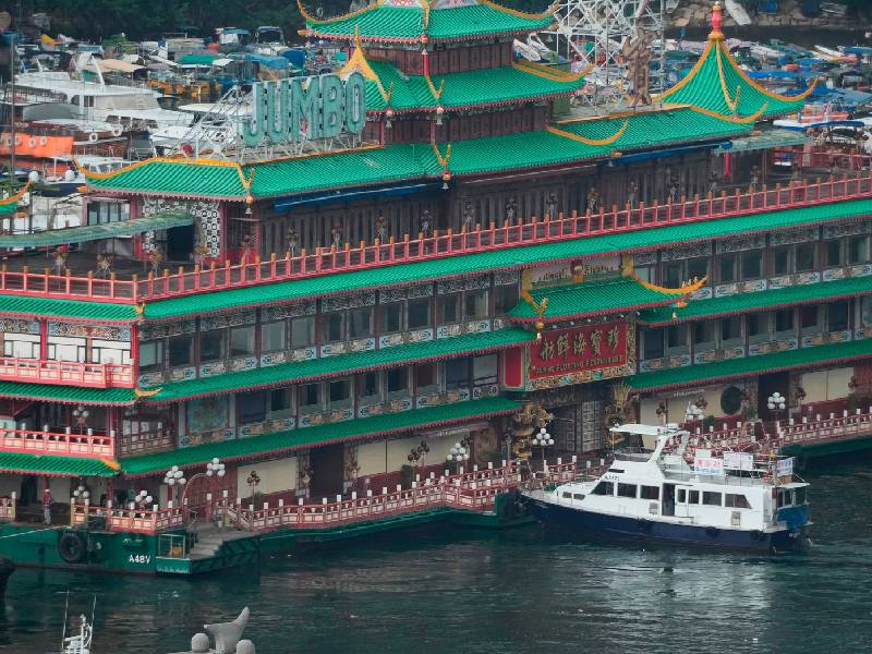 Famoso restaurante flotante de Hong Kong se hunde en el mar de China