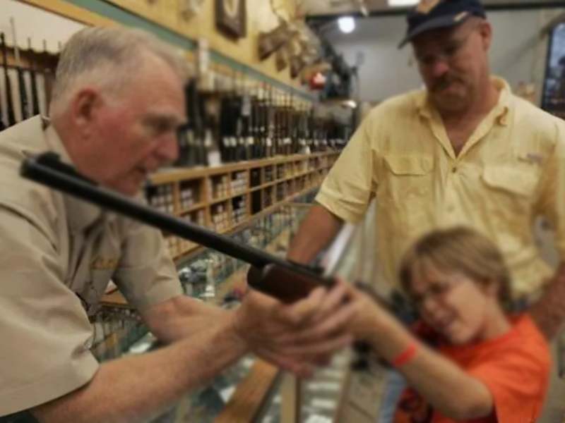 Nueva York prohíbe venta de armas semiautomáticas a menores de 21 años