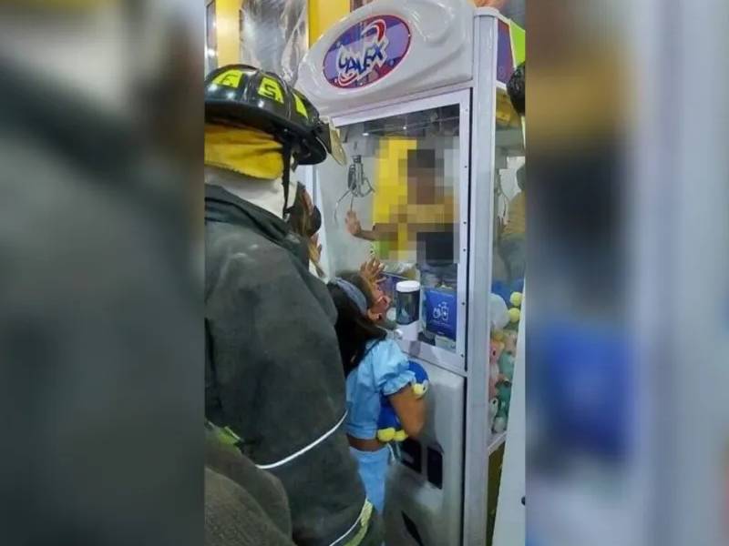 ¡Increíble! Niño se mete a una máquina de peluches y queda atorado