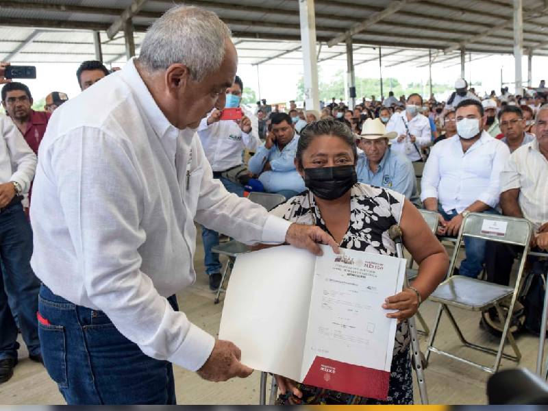 Entregan certificados y títulos de propiedad a familias