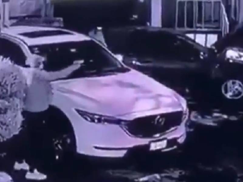 Video. Mujer evita que ladrones se lleven a su hija en camioneta robaba