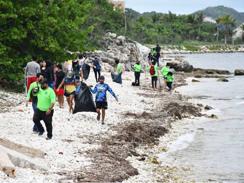 Limpan zonas aledañas al campamento tortuguero de Playa Bonita