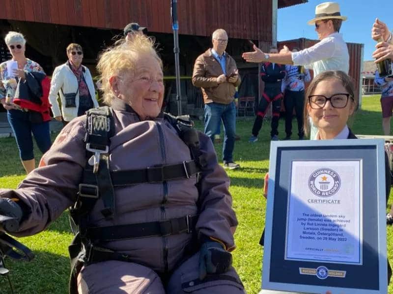 Mujer de 103 años bate récord de la persona más anciana que salta en paracaídas