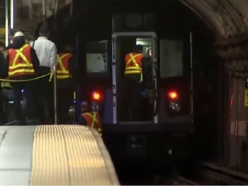 Sujeto muere tras quedar enganchado en la puerta del vagón del Metro de Nueva York