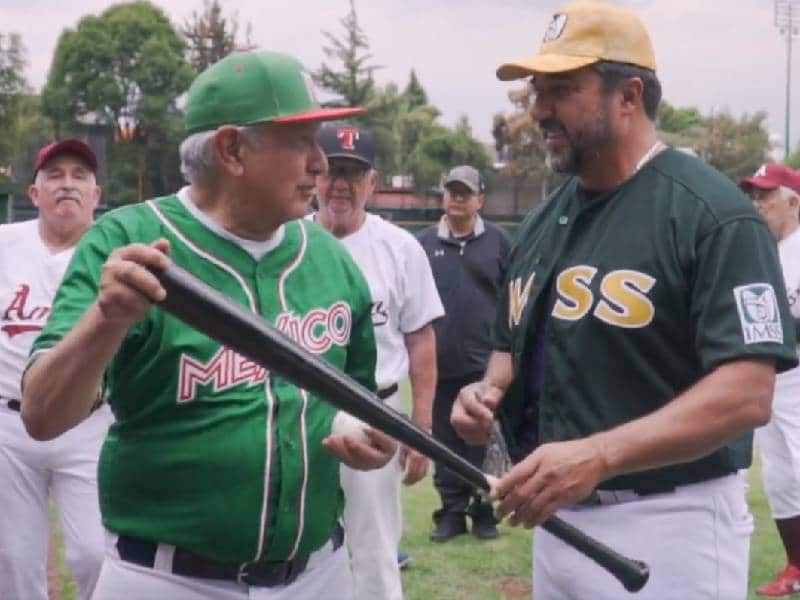 VIDEO. Gana AMLO 4 a 2 en béisbol al equipo del IMSS