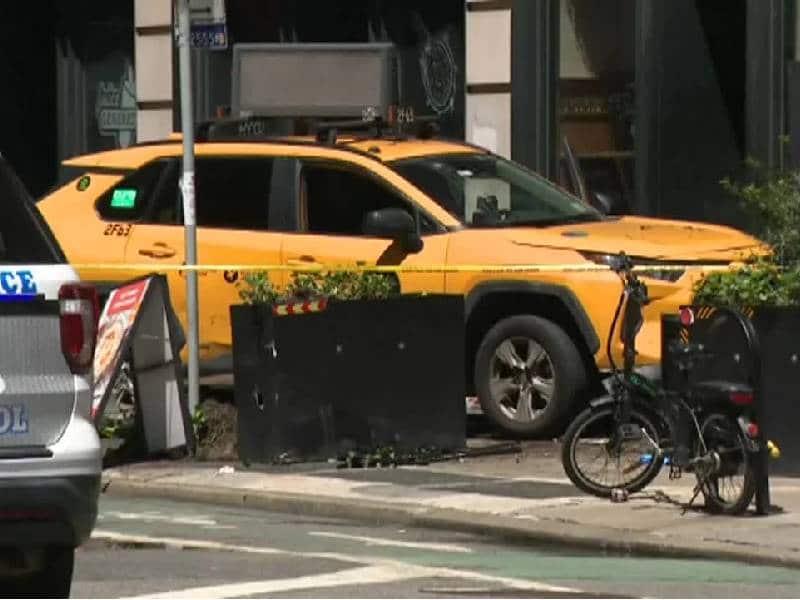 VIDEO: Taxi embiste grupo de peatones, deja seis heridos