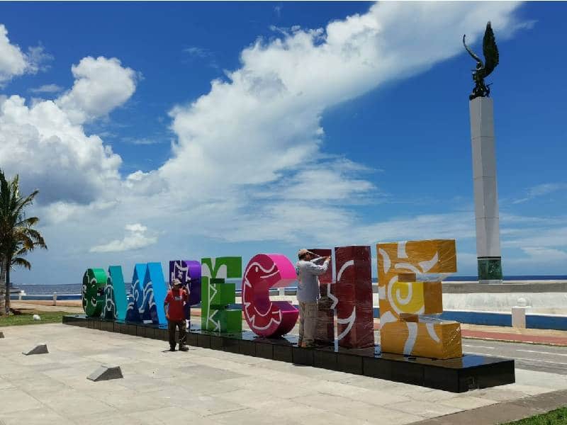Arreglan letras del parador fotográfico de Campeche