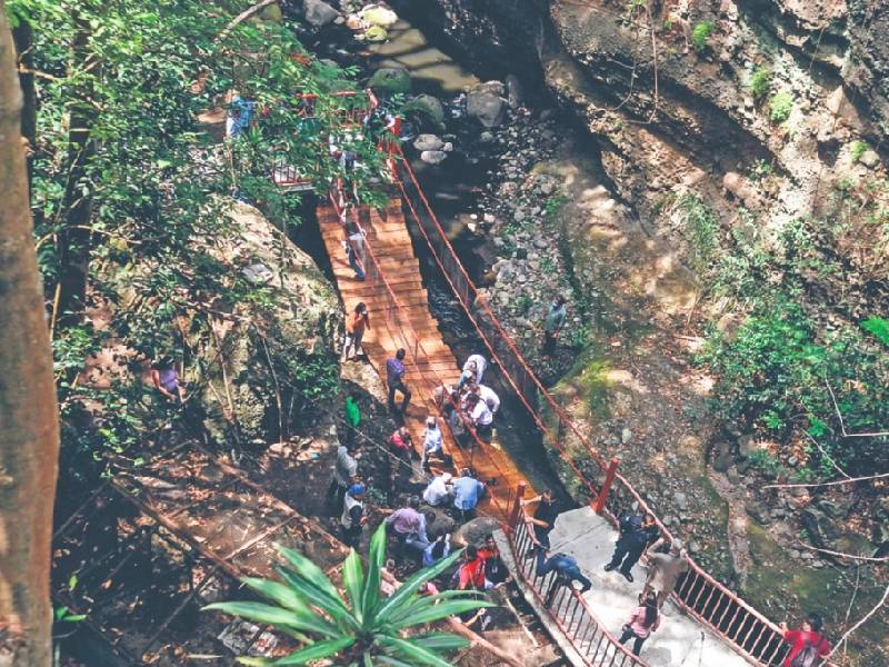 Ignoran mal estado de puente colgante Paseo Ribereño