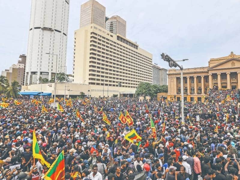 En vilo, las riendas de Sri Lanka; la lucha continúa_ manifestantes (2)