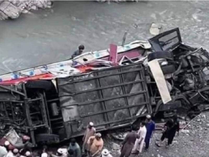 Reportan 19 fallecidos tras volcar un autobús en Pakistán