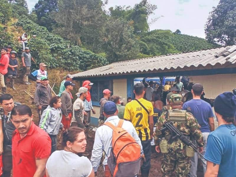 Alud sepulta a 20 niños de escuela rural en Colombia
