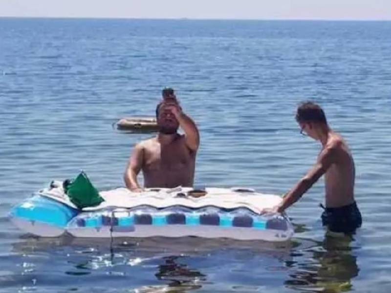 Cura celebra misa en playa y usa colchón inflable como altar