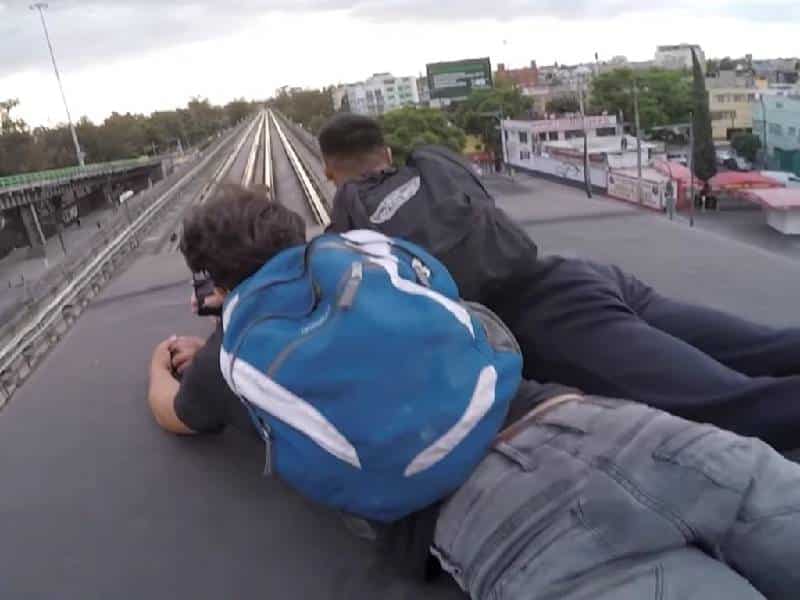 Jóvenes viajan en techo del Metro; video causa polémica