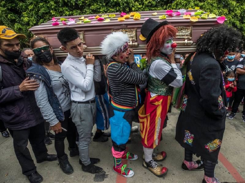 Vestidos de payaso amigos y familiares de “Chispita” y “Charquito” les dan el último adiós