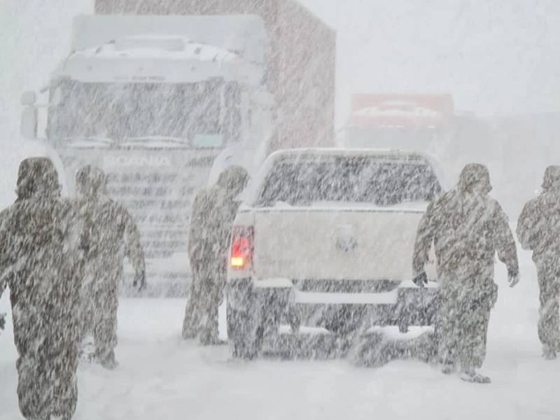 Rescatan a varados por la nieve en la frontera andina