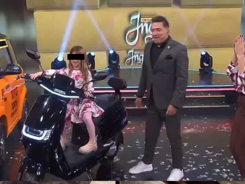 Video_ ¡Le metió turbo! Niña acelera moto en programa en vivo