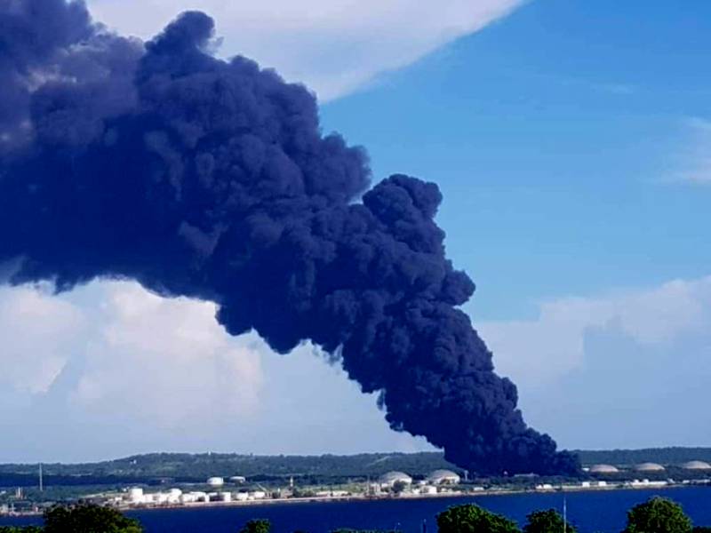Cuba_ cae rayo en tanque de petróleo y provoca incendio; hay más de 70 heridos (1)