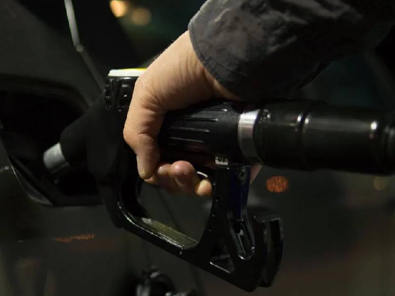 Inflación en EU se modera por caída de precios de la gasolina