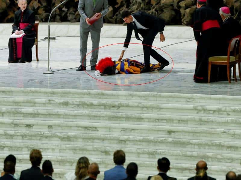 Un guardia suizo se desmaya en plena audiencia del papa Francisco